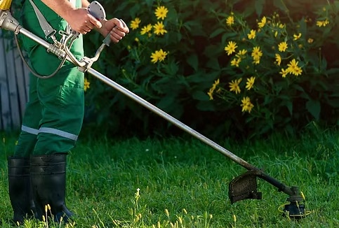 Roçada profissional em terreno